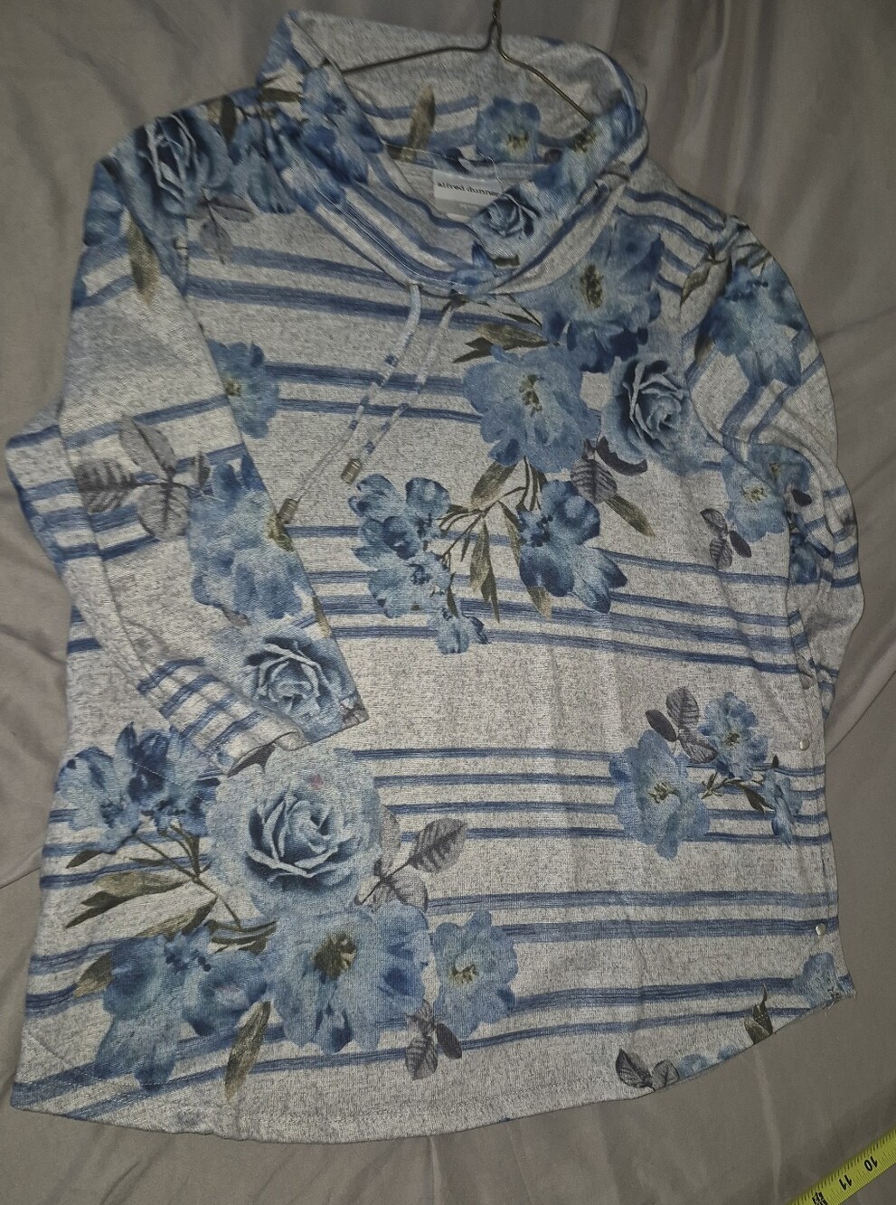 Petite Medium Womens Top Blue Floral Pullover